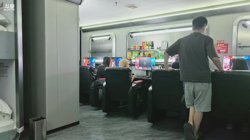 【2025-12-06 21点场】余小C真的很强：每天十点 不见不散