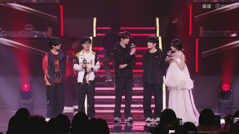 【2025-12-31 19点场】和平精英官方赛事：重播丨刺激杯总决赛暨摸金杯年度总决赛