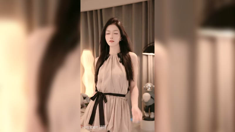 美女身材高挑，脸蛋清纯4