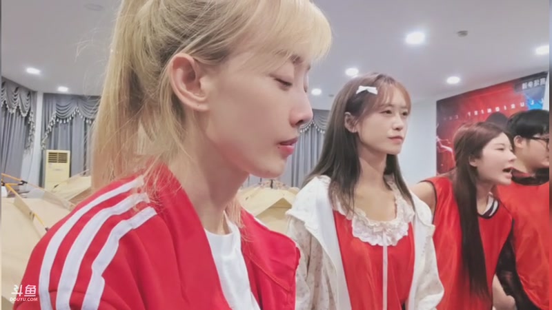 【2026-04-23 01点场】喜欢水水【南波家族】：喜欢水水【南波家族】的直播间